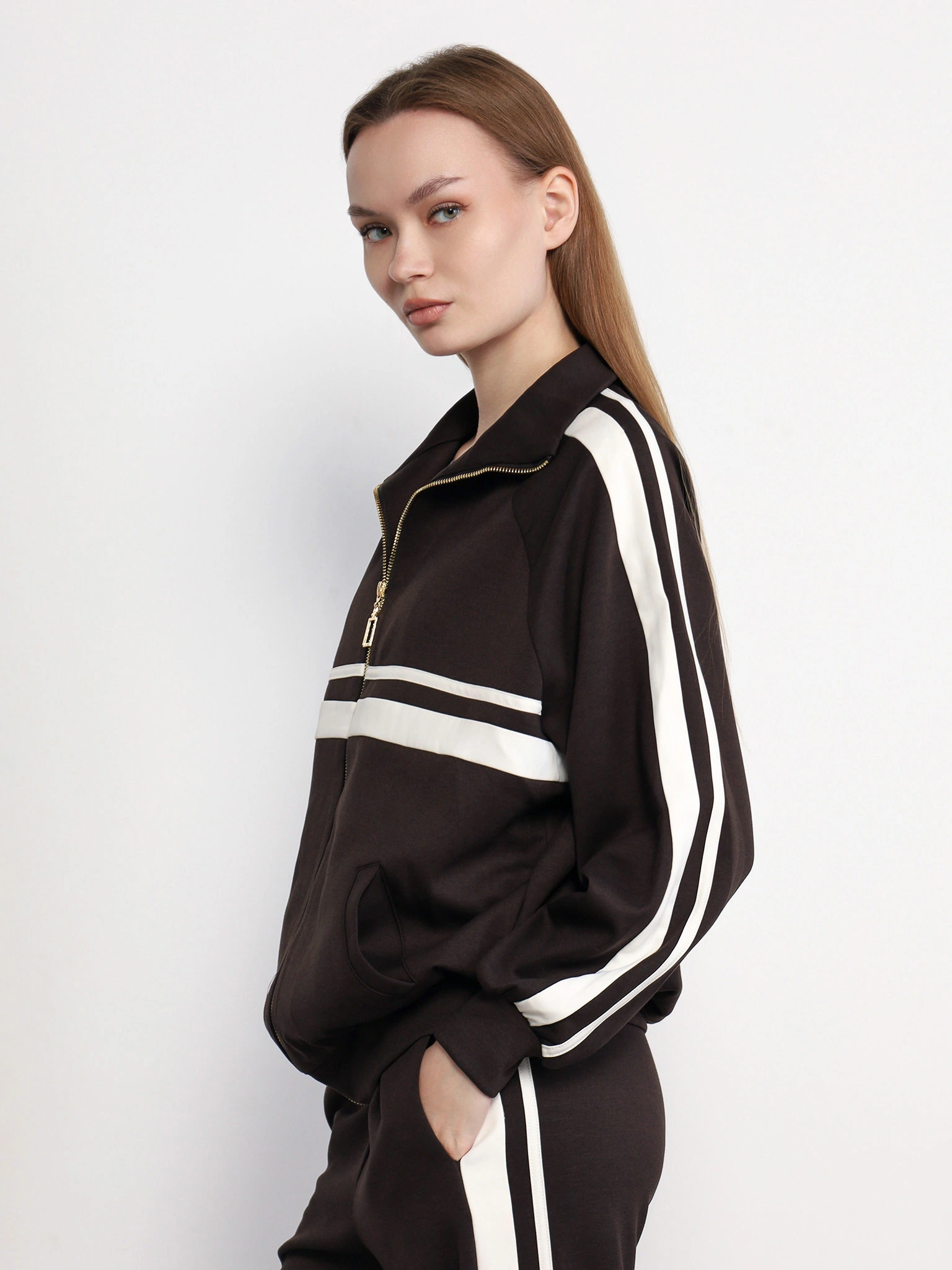 Куртка трикотажная темно-коричневого цвета прямого кроя